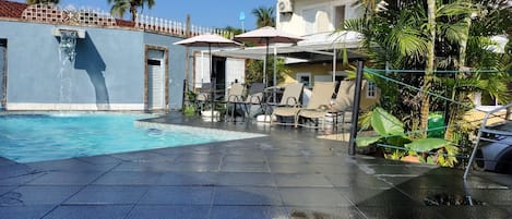 Piscine extérieure, parasols de plage, chaises longues