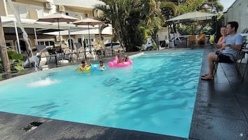 Piscina externa, funciona das 9h às 21h, guarda-sóis, espreguiçadeiras