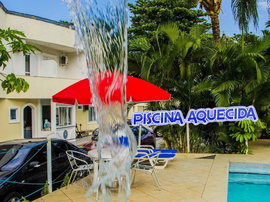 Utomhuspool, öppet 09.00 till 21.00, parasoller och solstolar