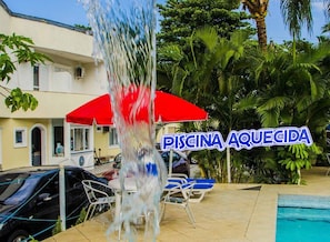Outdoor pool, open 9:00 AM to 9:00 PM, pool umbrellas, pool loungers - Hotel Pousada Iracemar - Piscina Aquecida (Guarujá)