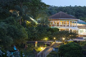 2 restaurantes; se sirve desayuno y almuerzo; cocina mediterránea