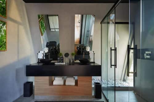 Chalé Cristal | Bathroom | Shower, bathrobes, slippers, towels