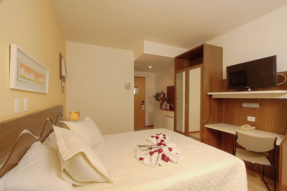 Minibar, két bảo mật tại phòng, bàn 