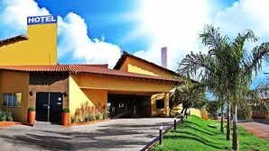 Un edifici groc amb un rètol que diu "HOTEL" al terrat.