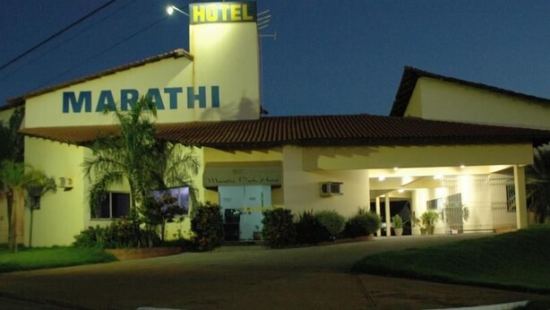 Un hotel anomenat 'MARATHI' amb un senyal que indica 'Hotel' i 'Hotel Marathi'.