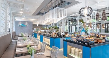 6 restaurants, breakfast, lunch, dinner served; international cuisine 