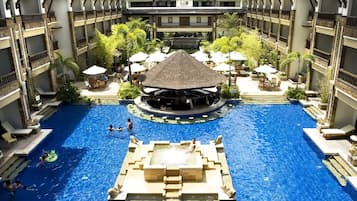 3 piscinas al aire libre, sombrillas, sillones reclinables de piscina
