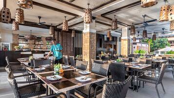 6 restaurants; breakfast, lunch and dinner served