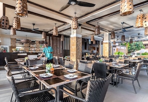 6 restaurants; breakfast, lunch, and dinner served