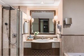 Junior Suite | Bathroom | Free toiletries, hair dryer, bidet, towels - Henann Regency Resort & Spa (Boracay Island)