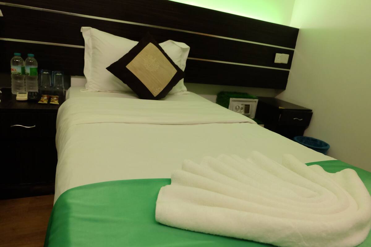 Basic Single Room, 1 Twin Bed | In-room safe, WiFi (free)