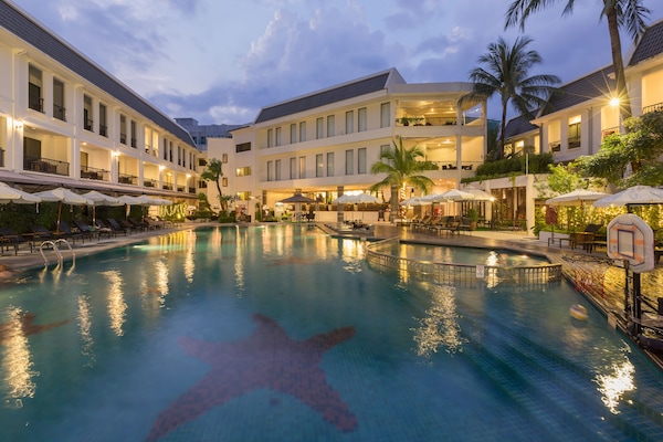 2 kolam renang outdoor, dengan payung kolam renang dan kursi berjemur