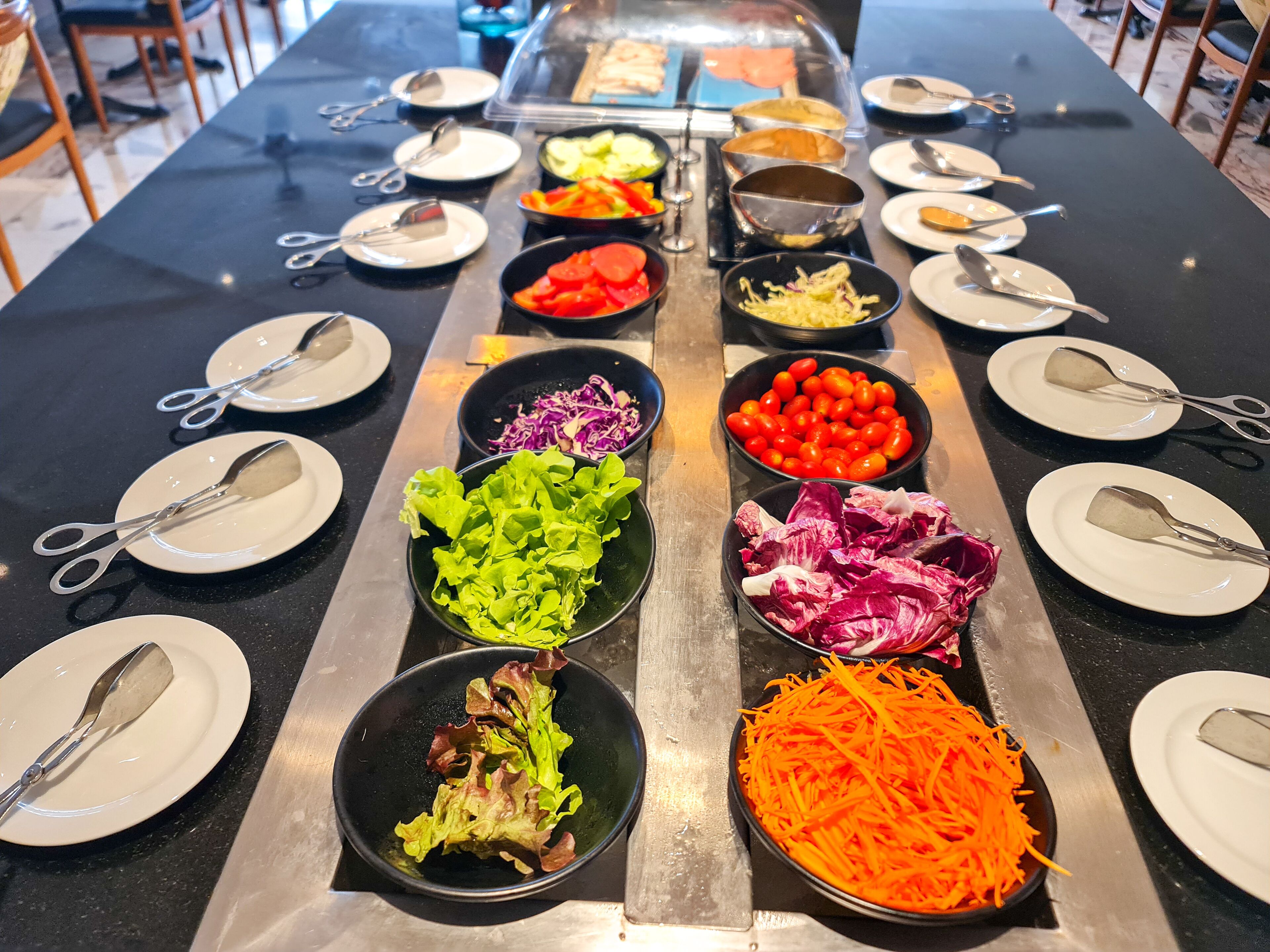 بوفيه فطور يوميًا بتكلفة قدرها (300 THB للشخص)