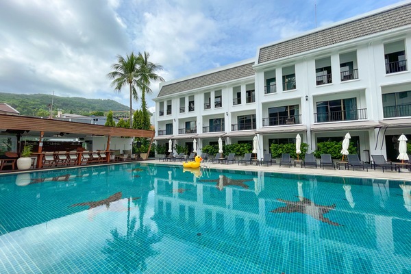 2 outdoor pools, pool umbrellas, pool loungers