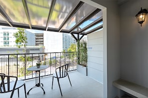 Studio Grand Terrace | Frigobar, cofres nos quartos, escrivaninha