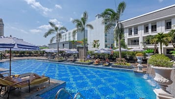 2 kolam renang outdoor, dengan payung kolam renang dan kursi berjemur