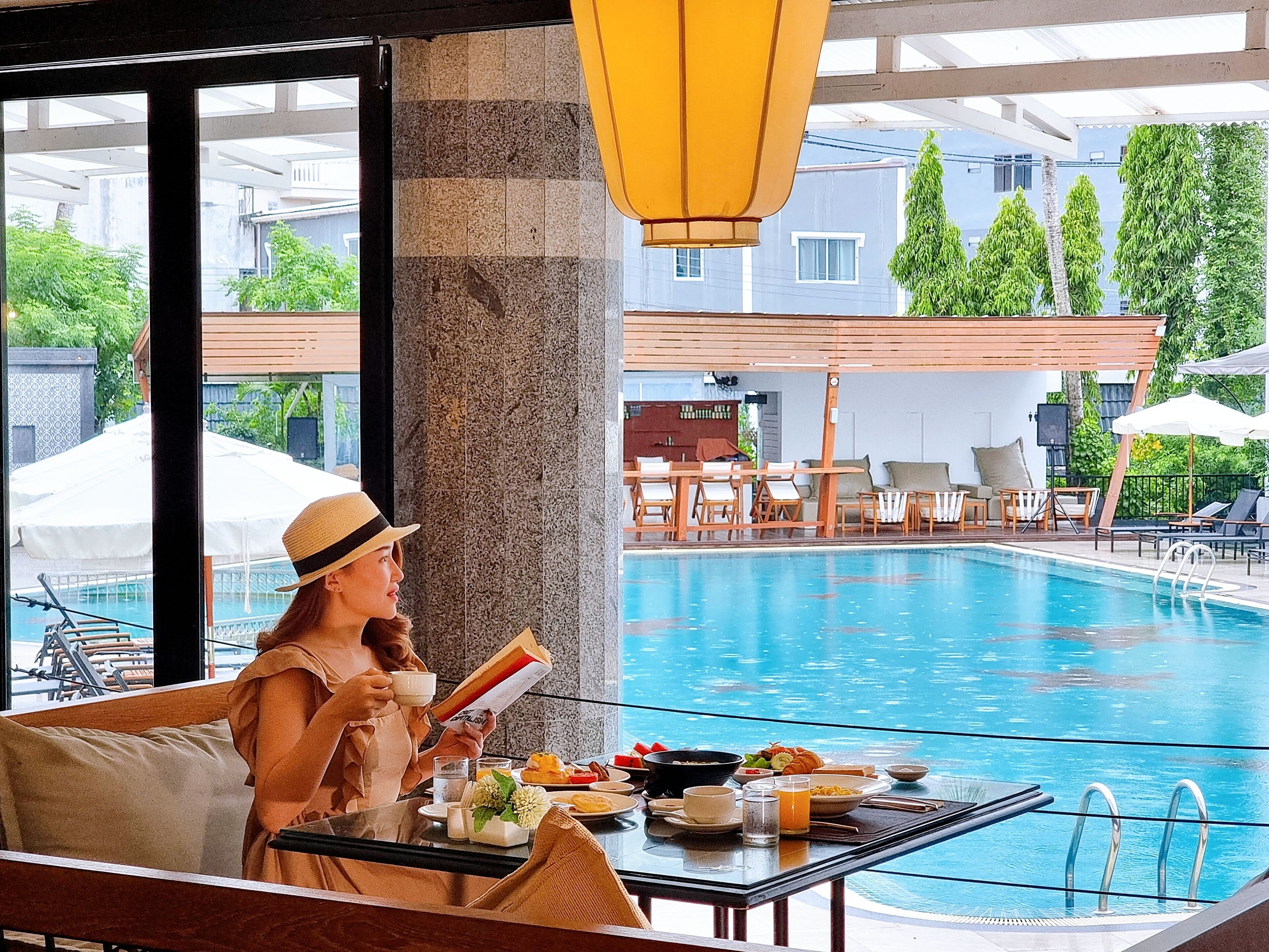 daily buffet breakfast (thb 300 per person)