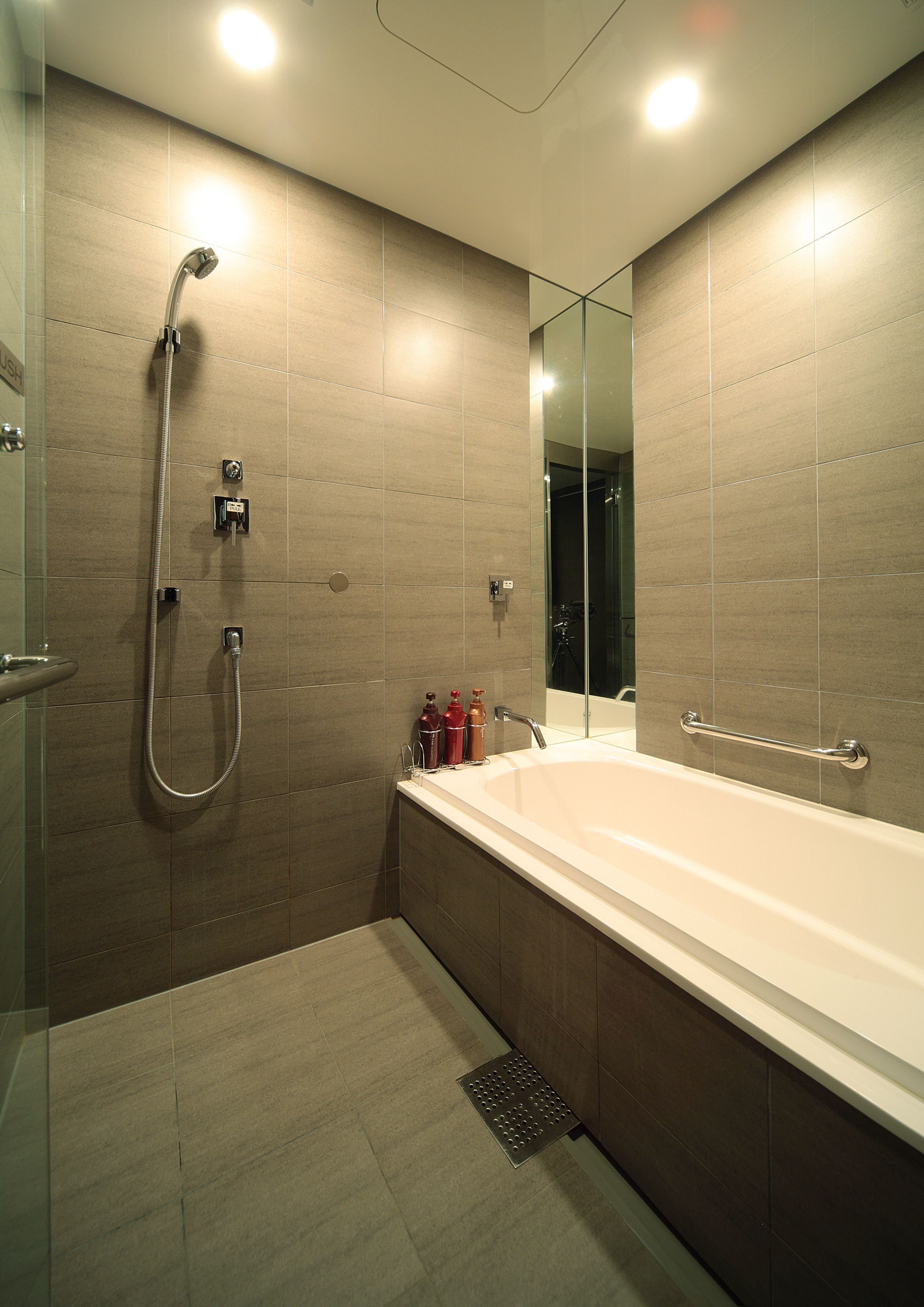 Ein modernes Badezimmer mit Badewanne, Dusche und einer Duschkabine.