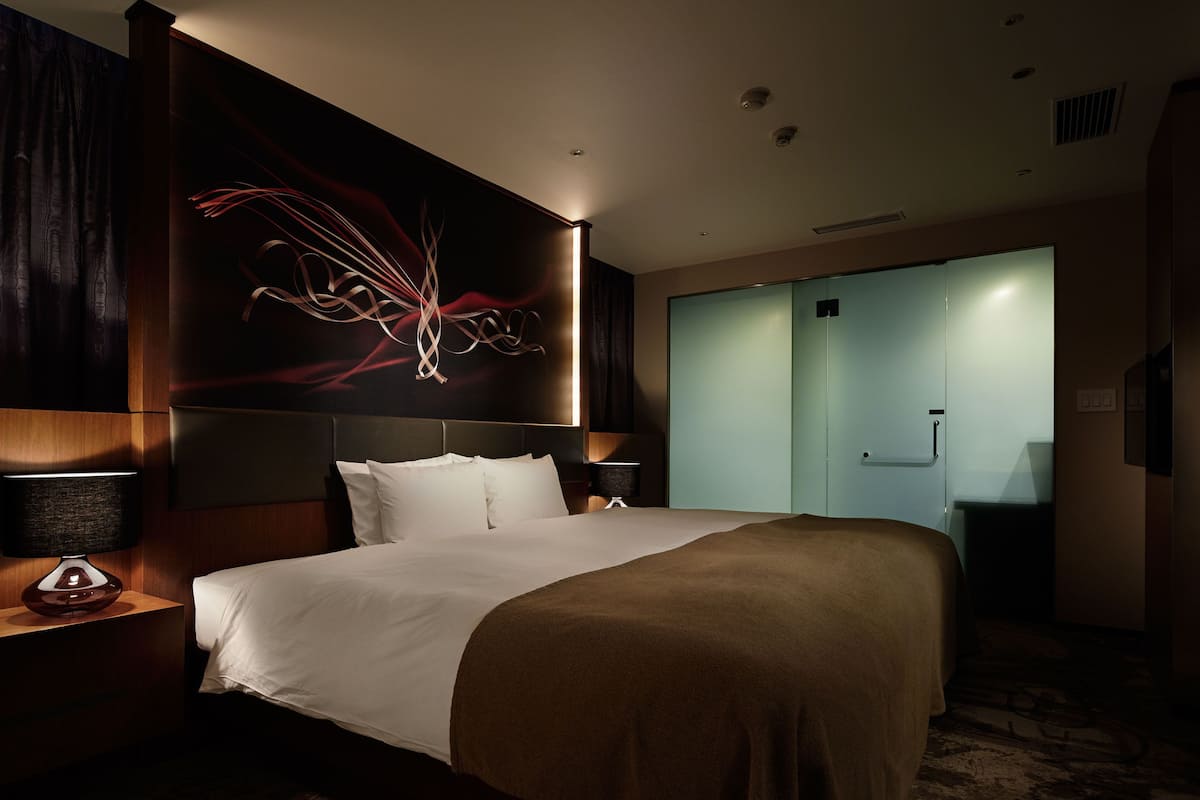 Luxe beddengoed, een kluis op de kamer, een bureau