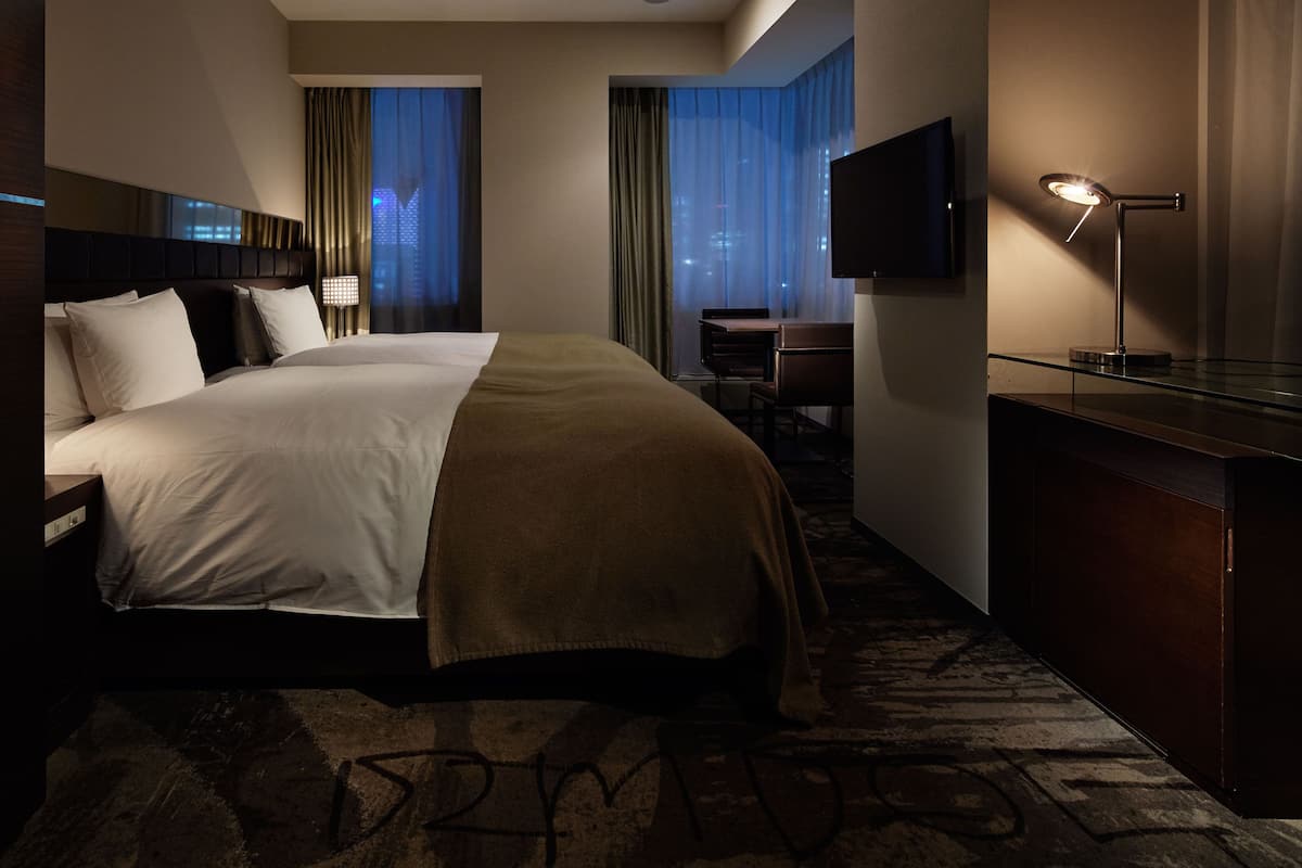 Luxe beddengoed, een kluis op de kamer, een bureau