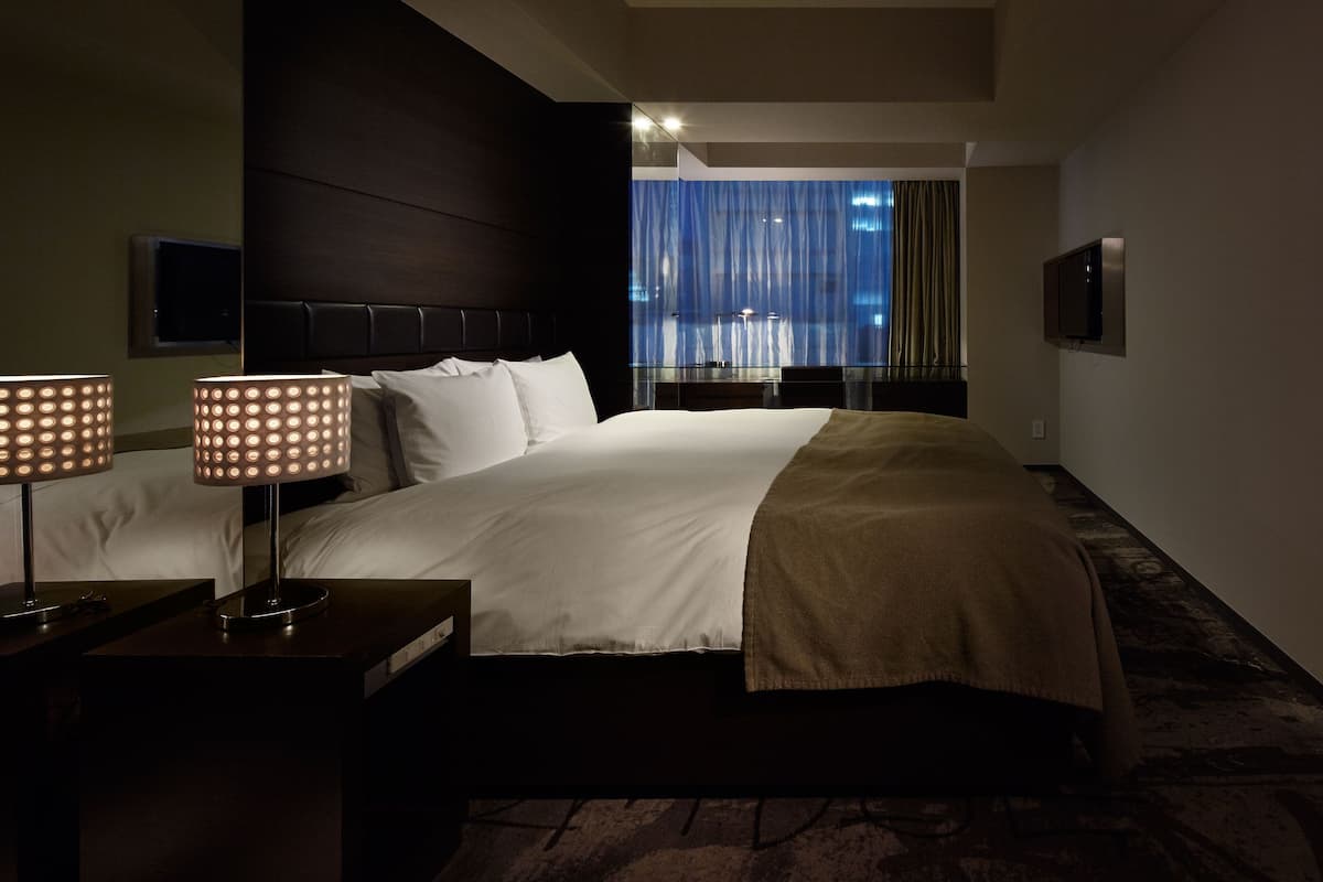 Luxe beddengoed, een kluis op de kamer, een bureau