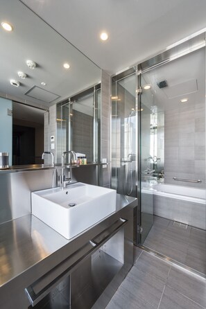 Free toiletries, slippers, electronic bidet, towels - Akasaka Granbell Hotel (Tokyo)