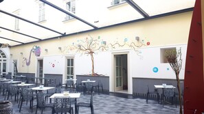 Tägliches Frühstücksbuffet (5 EUR pro Person)