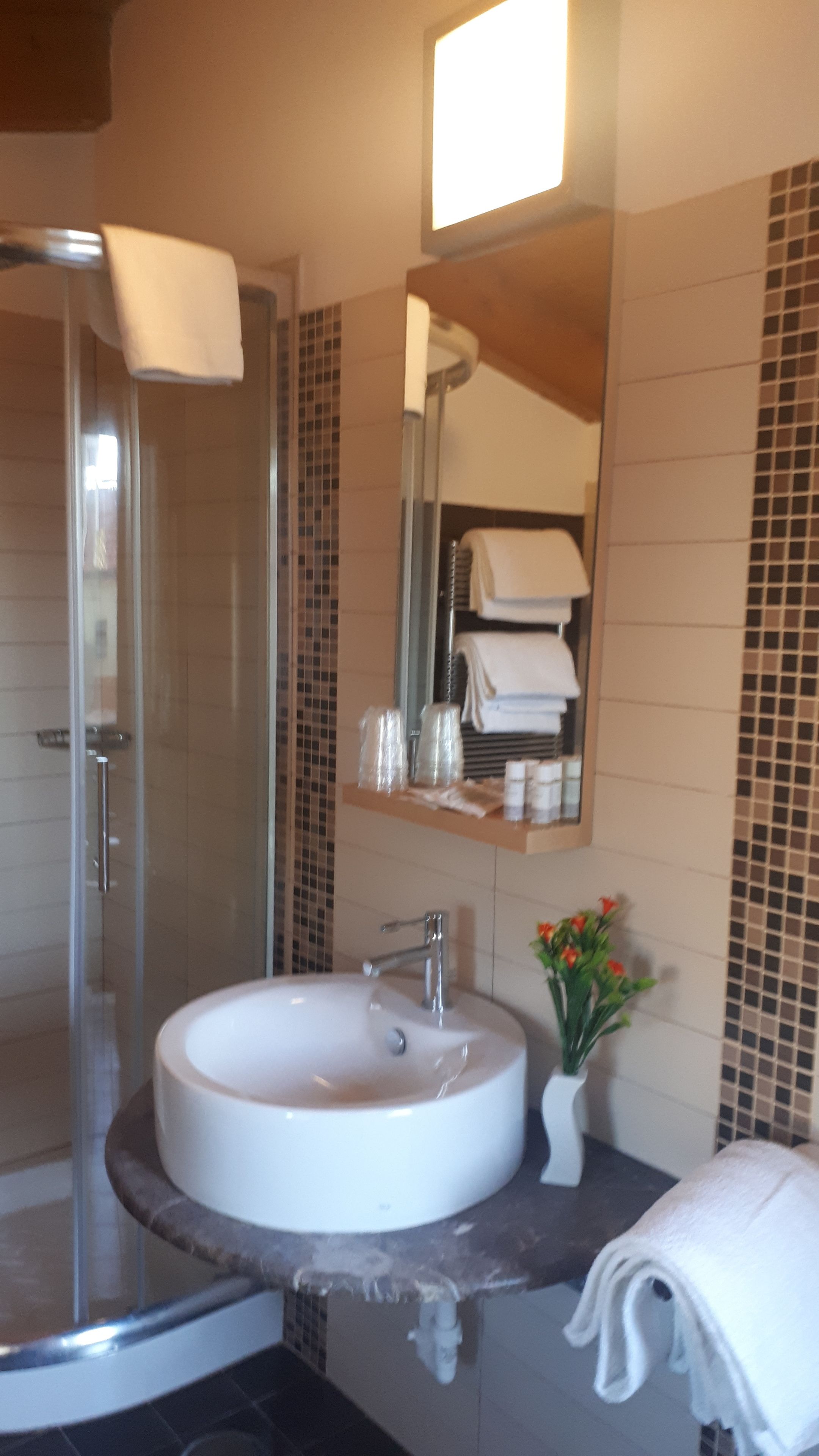 Chambre Quadruple Standard, salle de bains privée | Salle de bain | Douche, sèche-cheveux, bidet, serviettes fournies