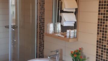 Standard Quadruple Room, Private Bathroom | Bathroom