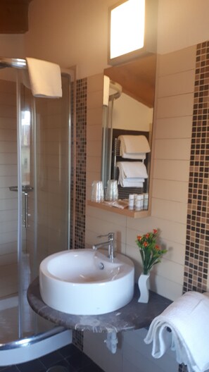 Standard Quadruple Room, Private Bathroom | Bathroom | Shower, hair dryer, bidet, towels - Seven Hostel (Sant'Agnello)
