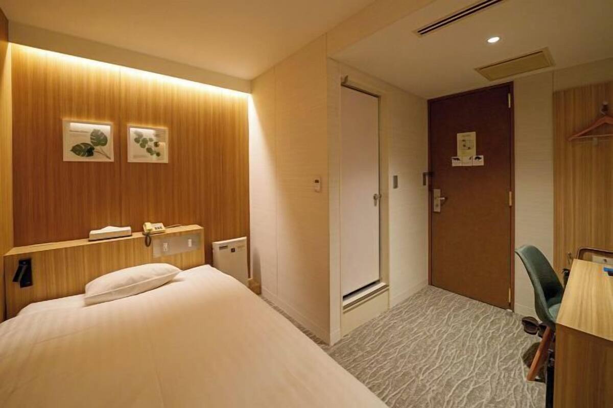 Memory-foam beds, desk, laptop workspace, soundproofing