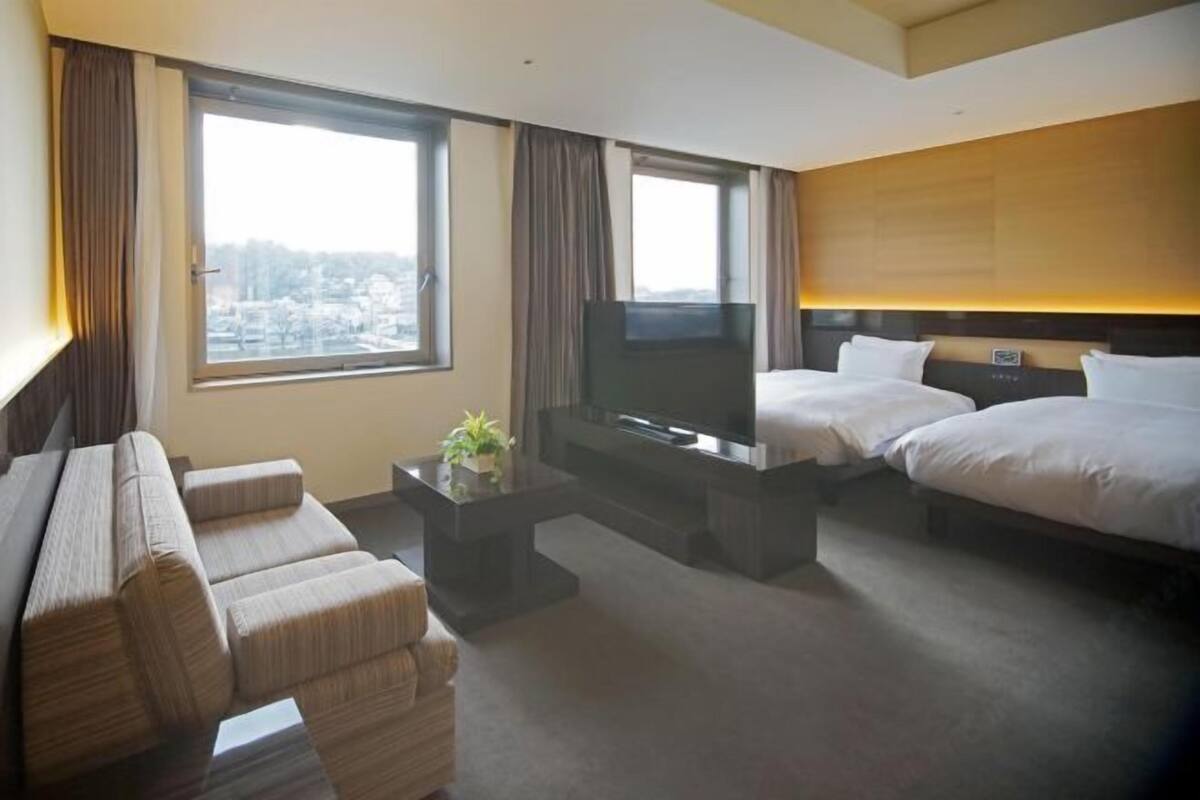 Memory-foam beds, desk, laptop workspace, soundproofing
