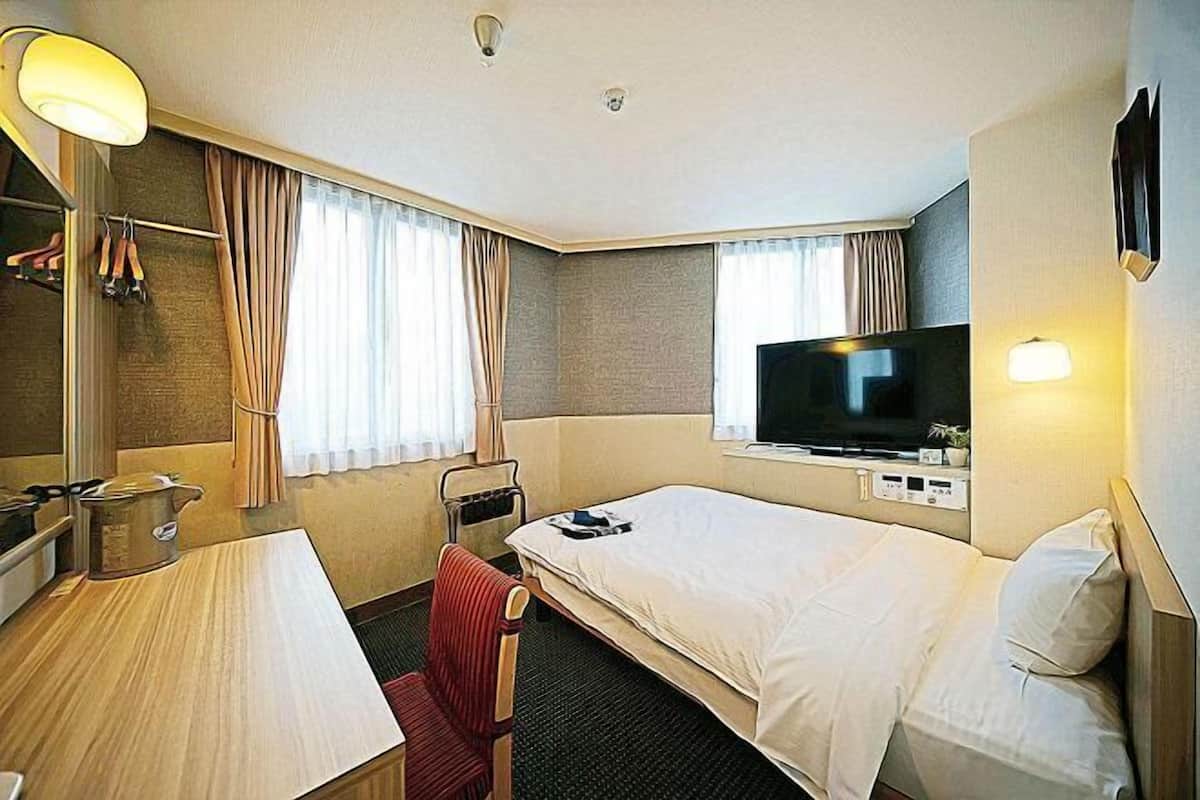 1 bedroom, memory foam beds, individually decorated