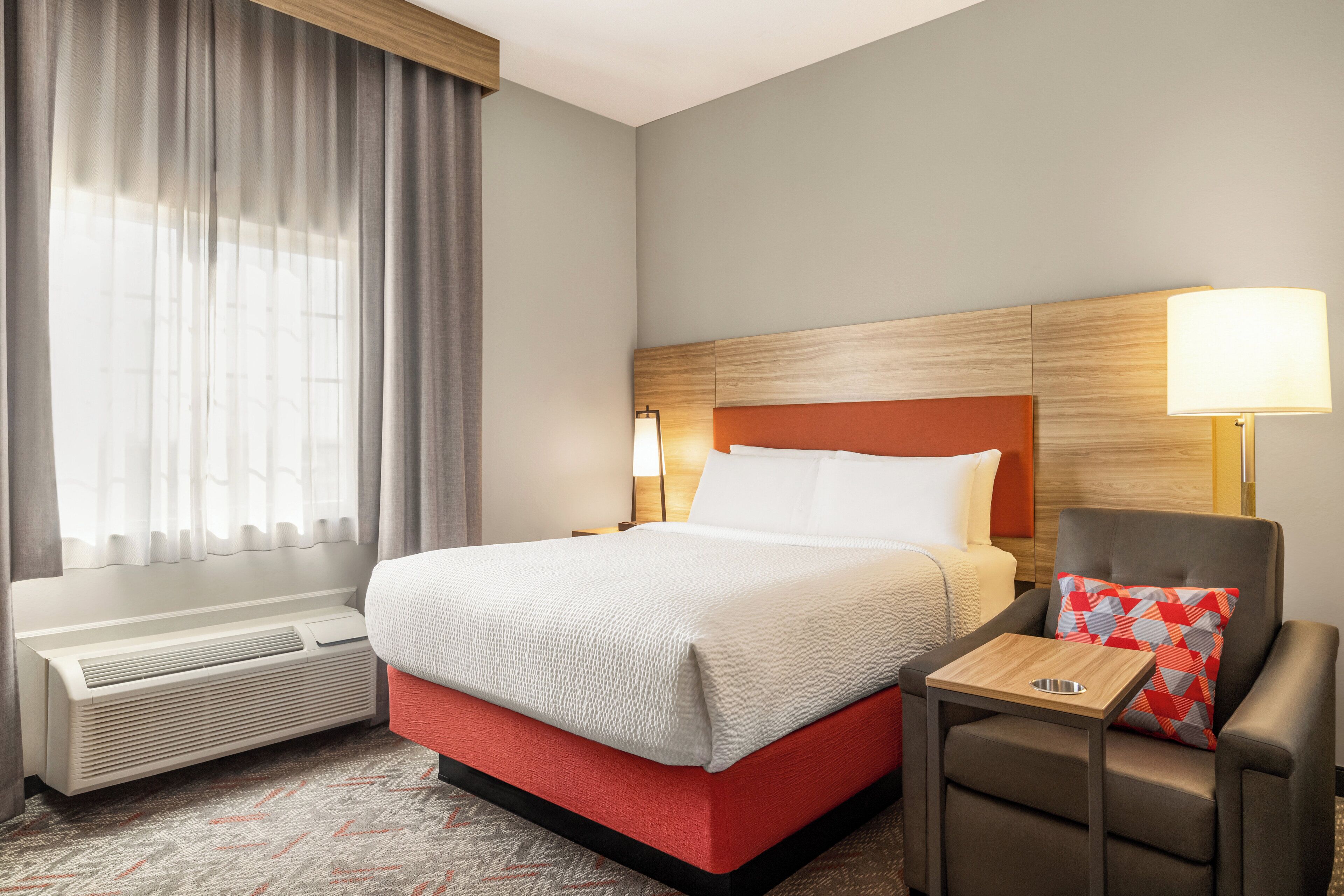 Studio Suite, 1 Queen Bed | Premium bedding, desk, free WiFi, bed sheets