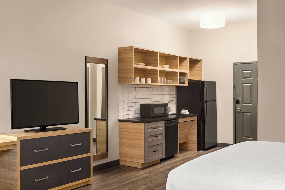 Studio Suite, 1 King Bed | 1 bedroom, premium bedding, desk, free WiFi