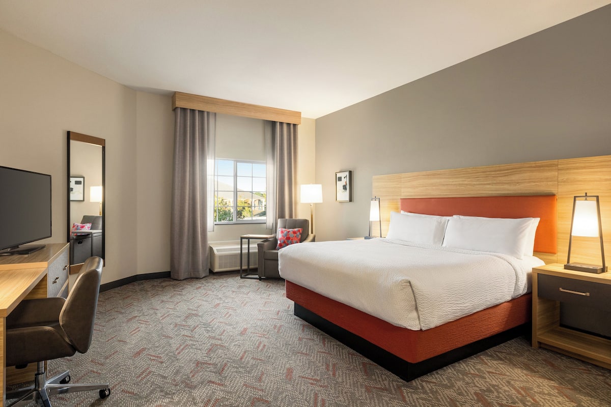 Studio Suite, 1 King Bed | 1 bedroom, premium bedding, desk, free WiFi
