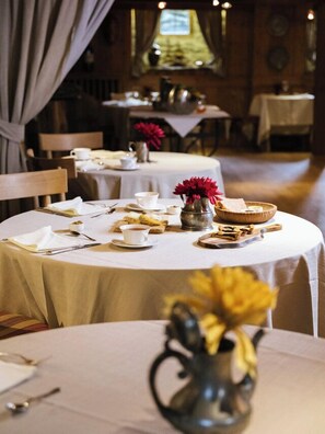 Free daily continental breakfast  - Hotellerie De Mascognaz (Ayas)