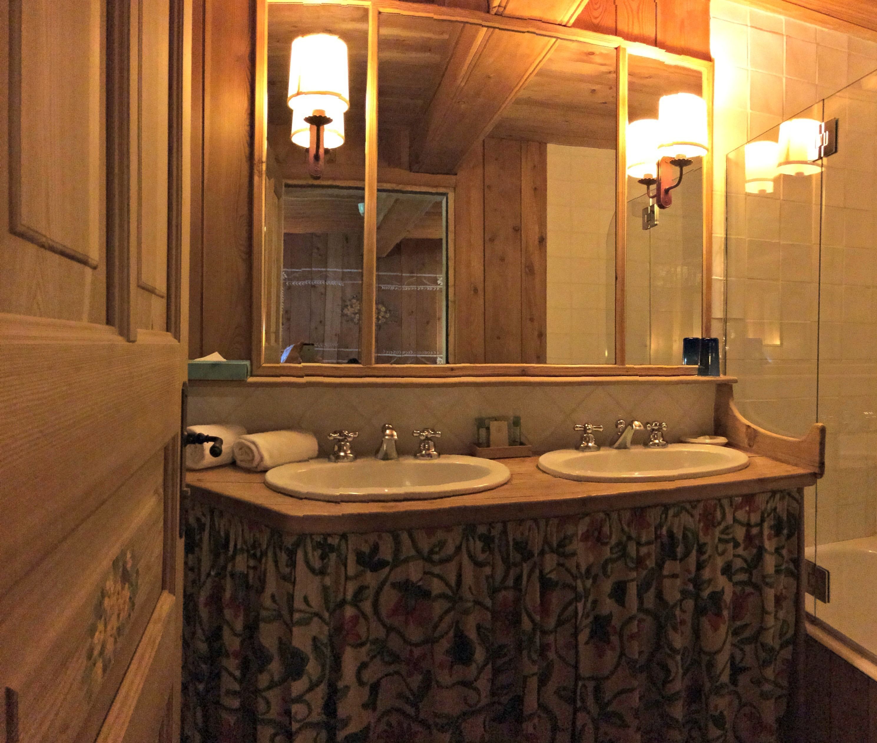 room lo miete | bathroom | free toiletries, hair dryer, bathrobes, slippers