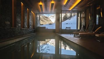 Innenpool, geöffnet von 12:00 Uhr bis 20:00 Uhr, LiegestĂŒhle