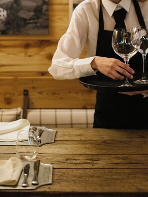 2 か所のレストラン、ランチ、ディナーに営業 (イタリア料理)