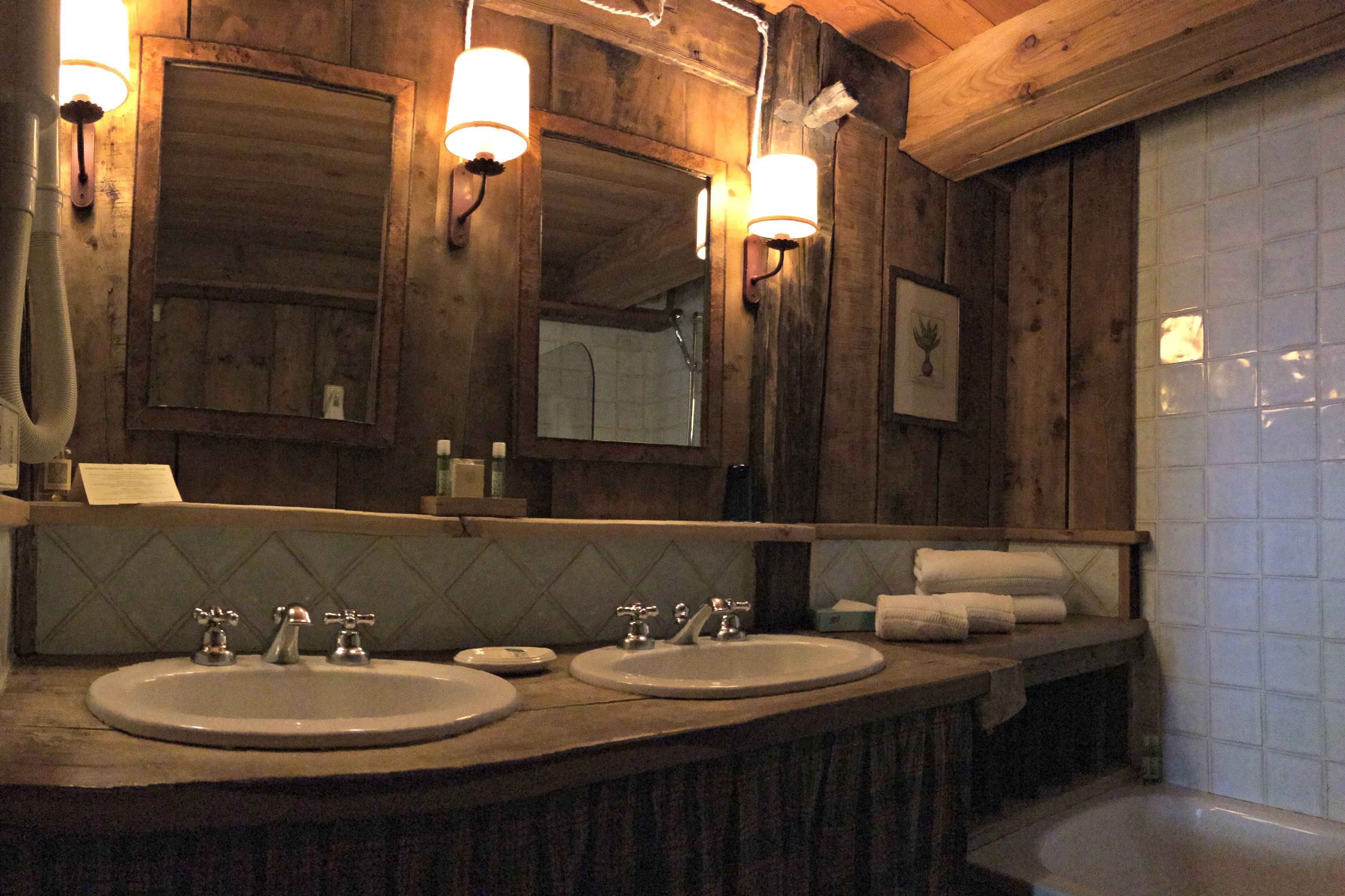 room lo miete | bathroom | free toiletries, hair dryer, bathrobes, slippers