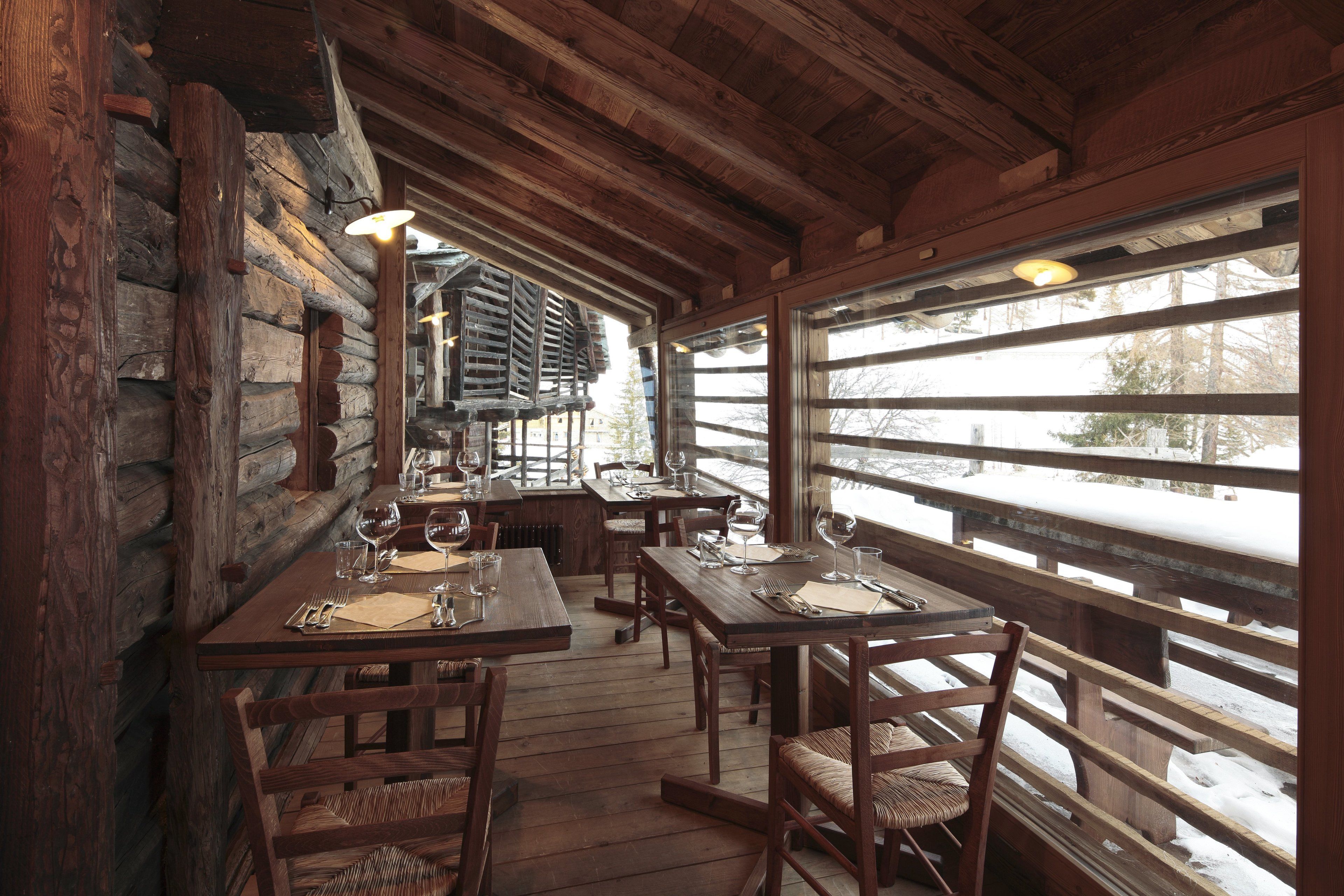 2 restaurants, lunch, dinner served; italian cuisine