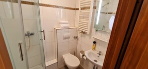 Ducha, secador de pelo y toallas