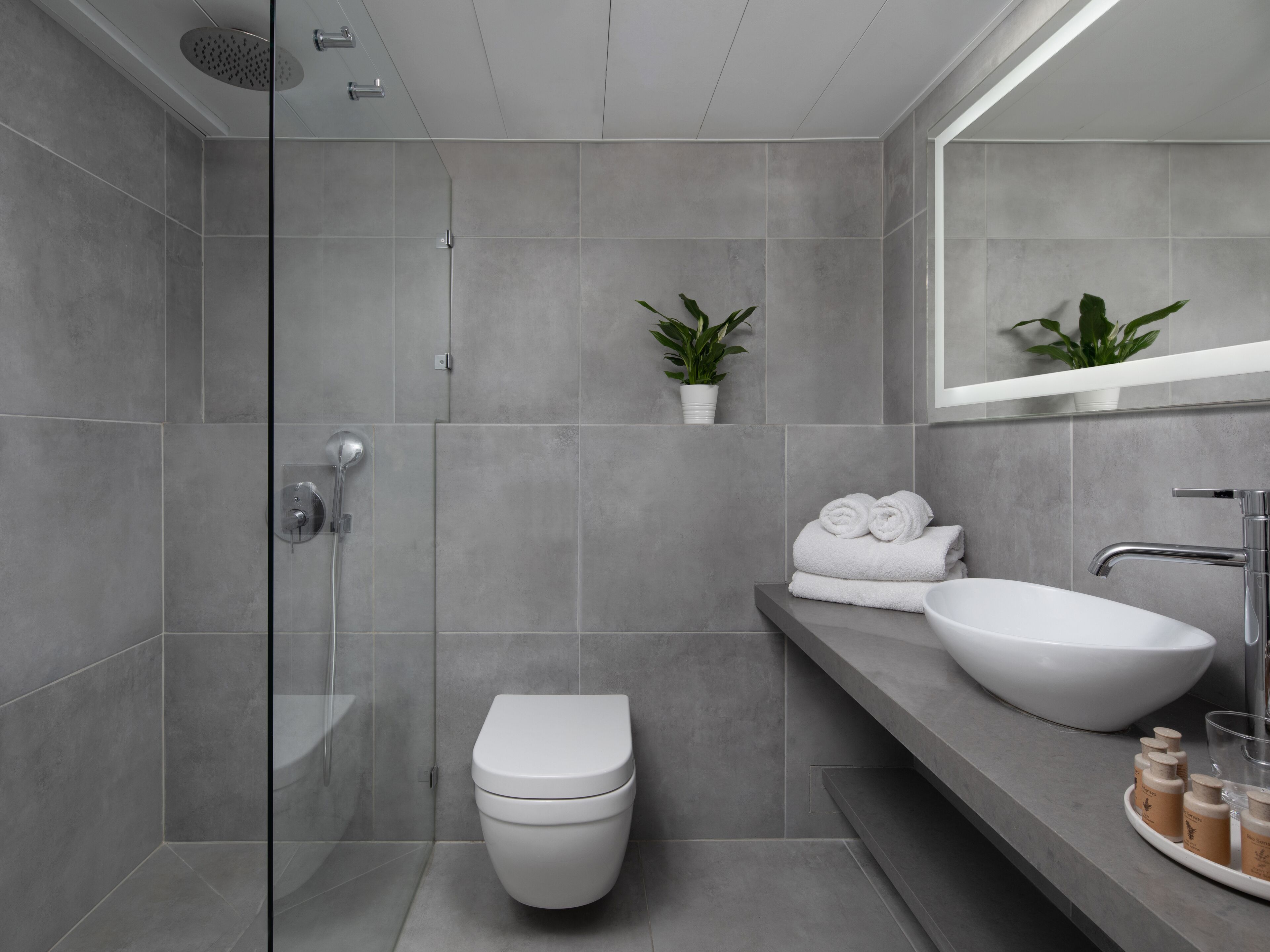 panoramic penthouse | bathroom | free toiletries, hair dryer, towels, soap