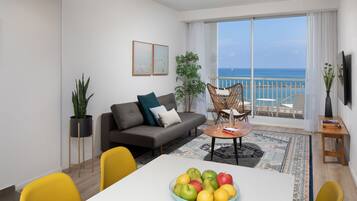 Deluxe Apartment, 2 Bedrooms, Balcony, Sea View | Ruang tamu | 50 inci sebuah televisyen pintar dengan satelit, buku-buku