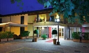 Front of property - evening/night - Hotel Gabarda (Carpi)