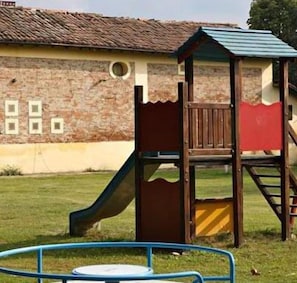 Área de juegos infantiles al aire libre