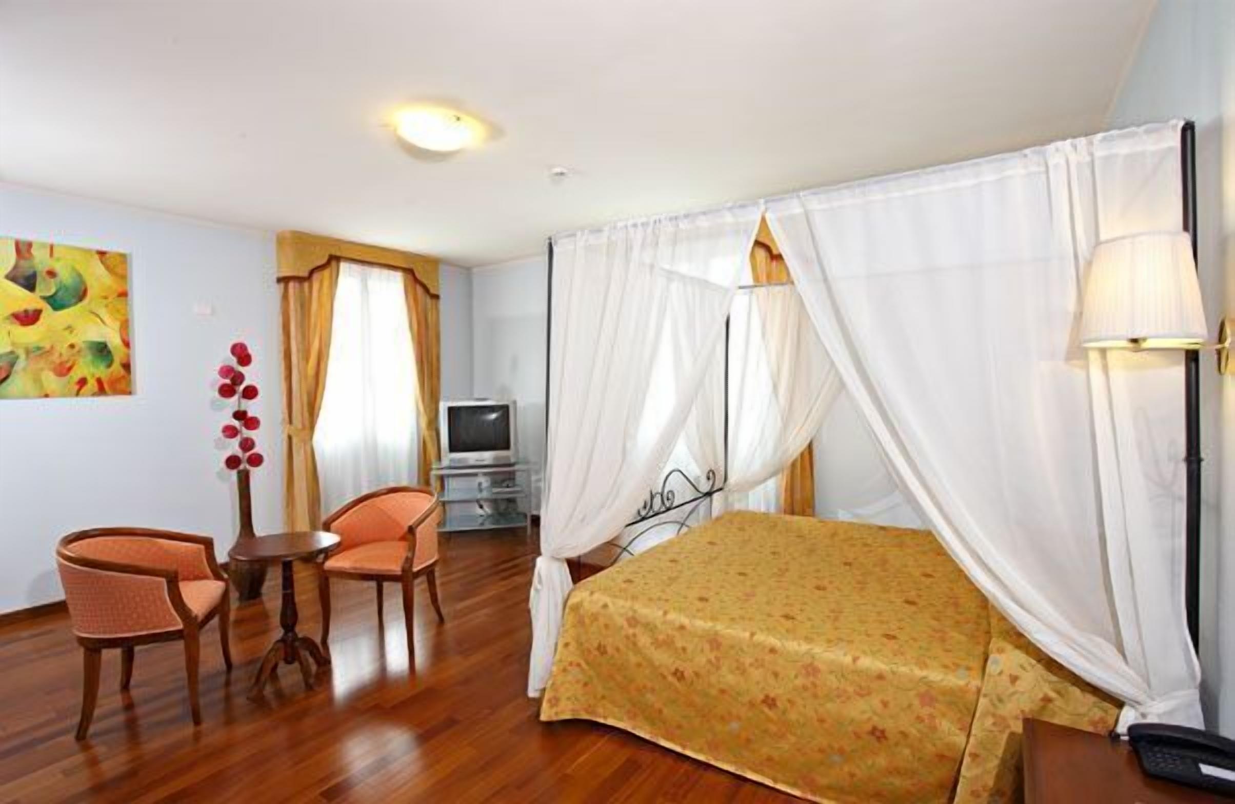 in-room safe, desk, soundproofing, free wifi