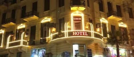 Fassade der Unterkunft – Abend/Nacht