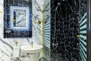 Kamar Bulan Madu | Kamar mandi | Kombinasi shower/bathtub, bathtub besar, pengering rambut, dan handuk